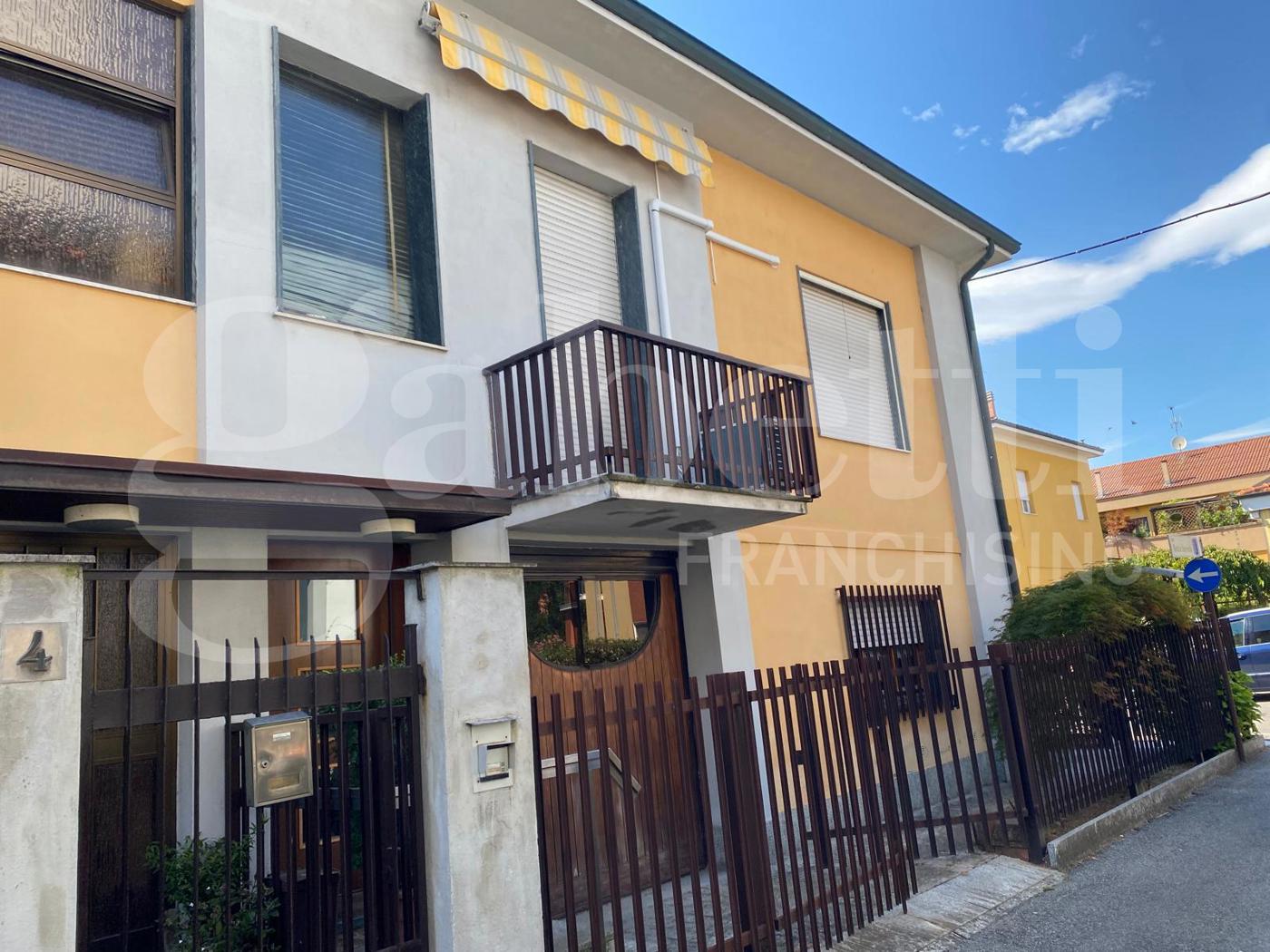 Villa Bifamiliare con giardino a Lodi