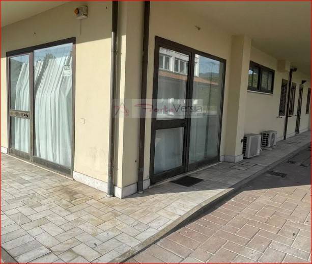 Locale commerciale in vendita a Forte dei Marmi, scorrevole