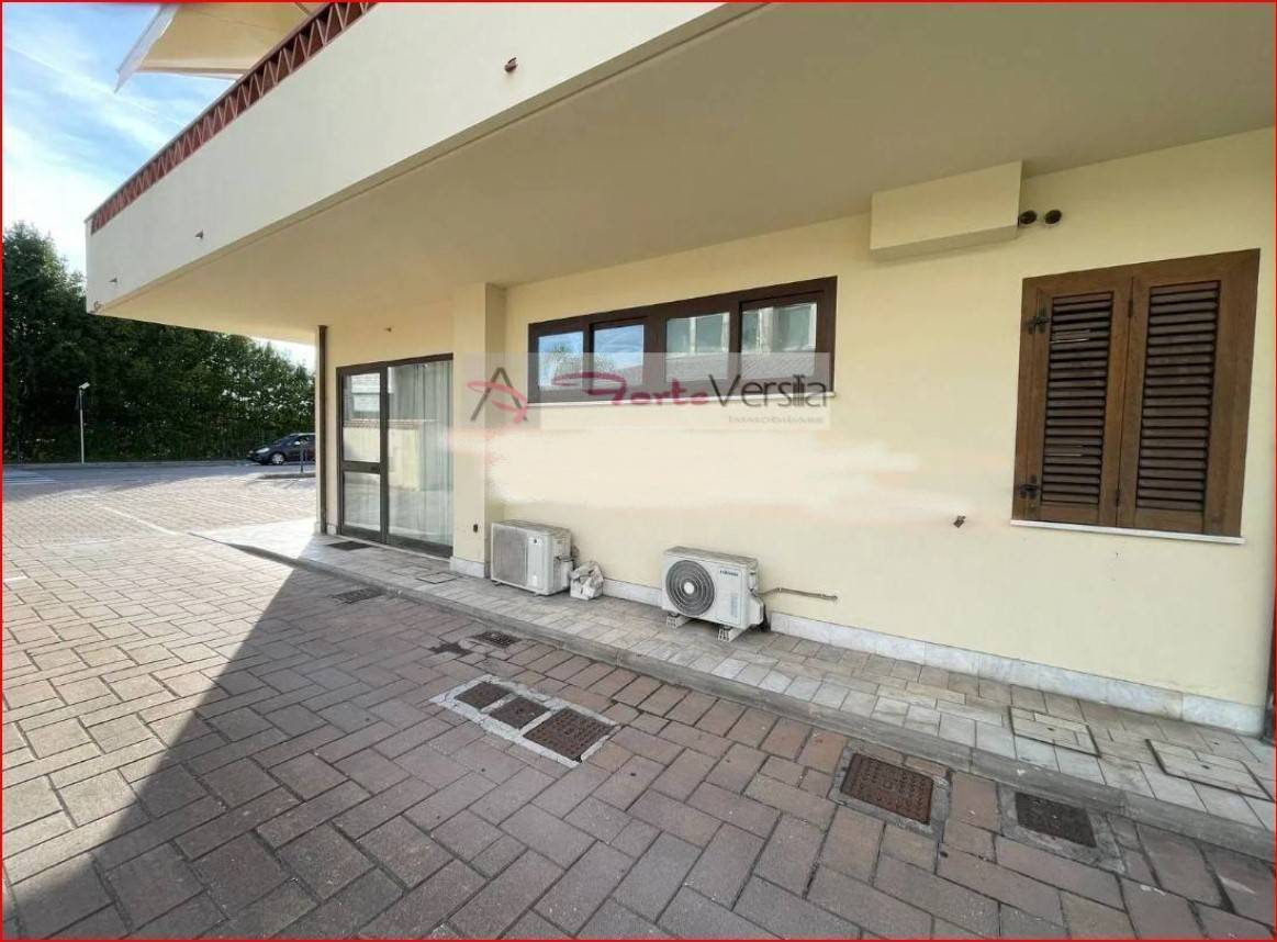 Locale commerciale in vendita a Forte dei Marmi, scorrevole