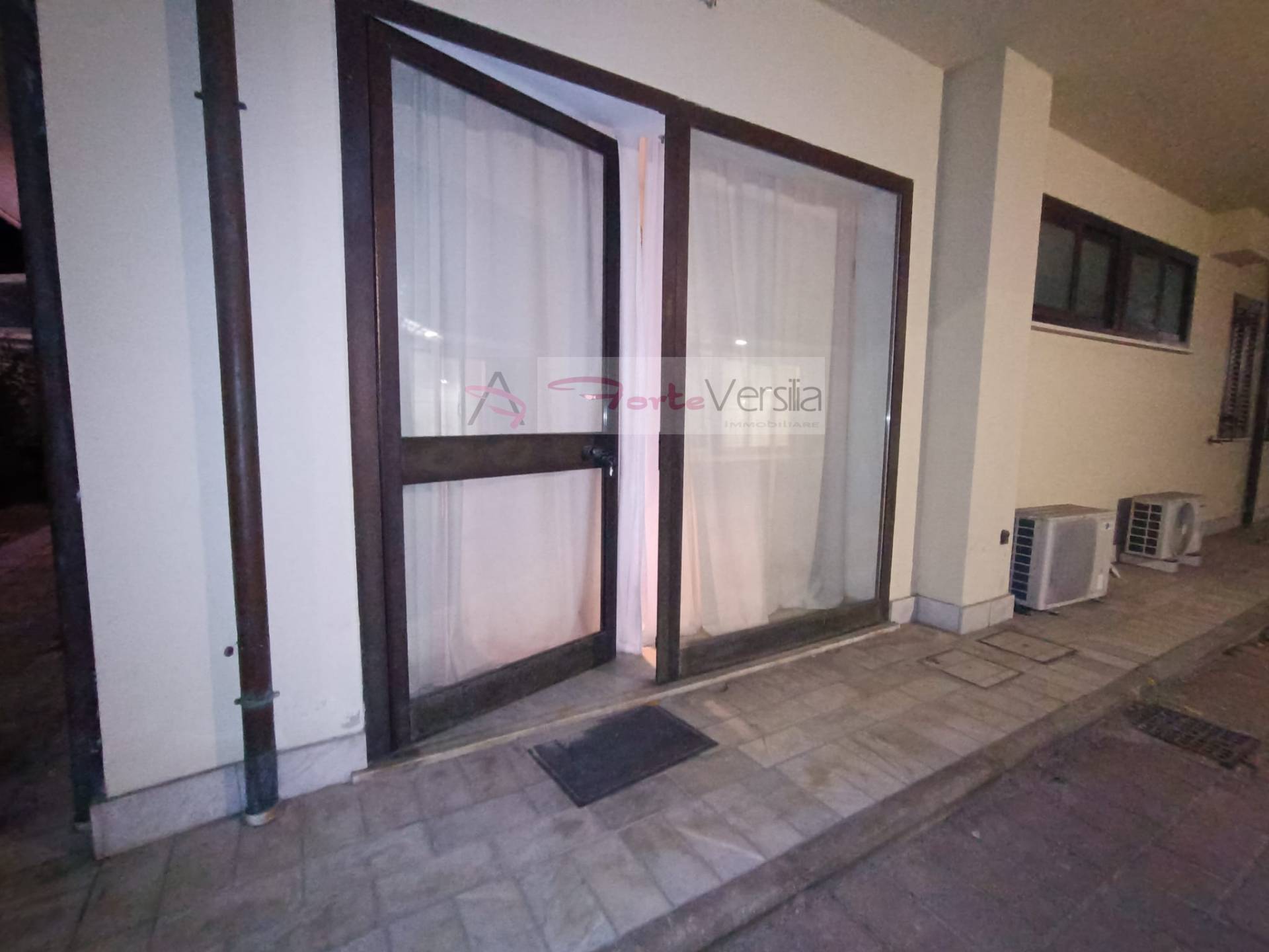 Locale commerciale in vendita a Forte dei Marmi, scorrevole