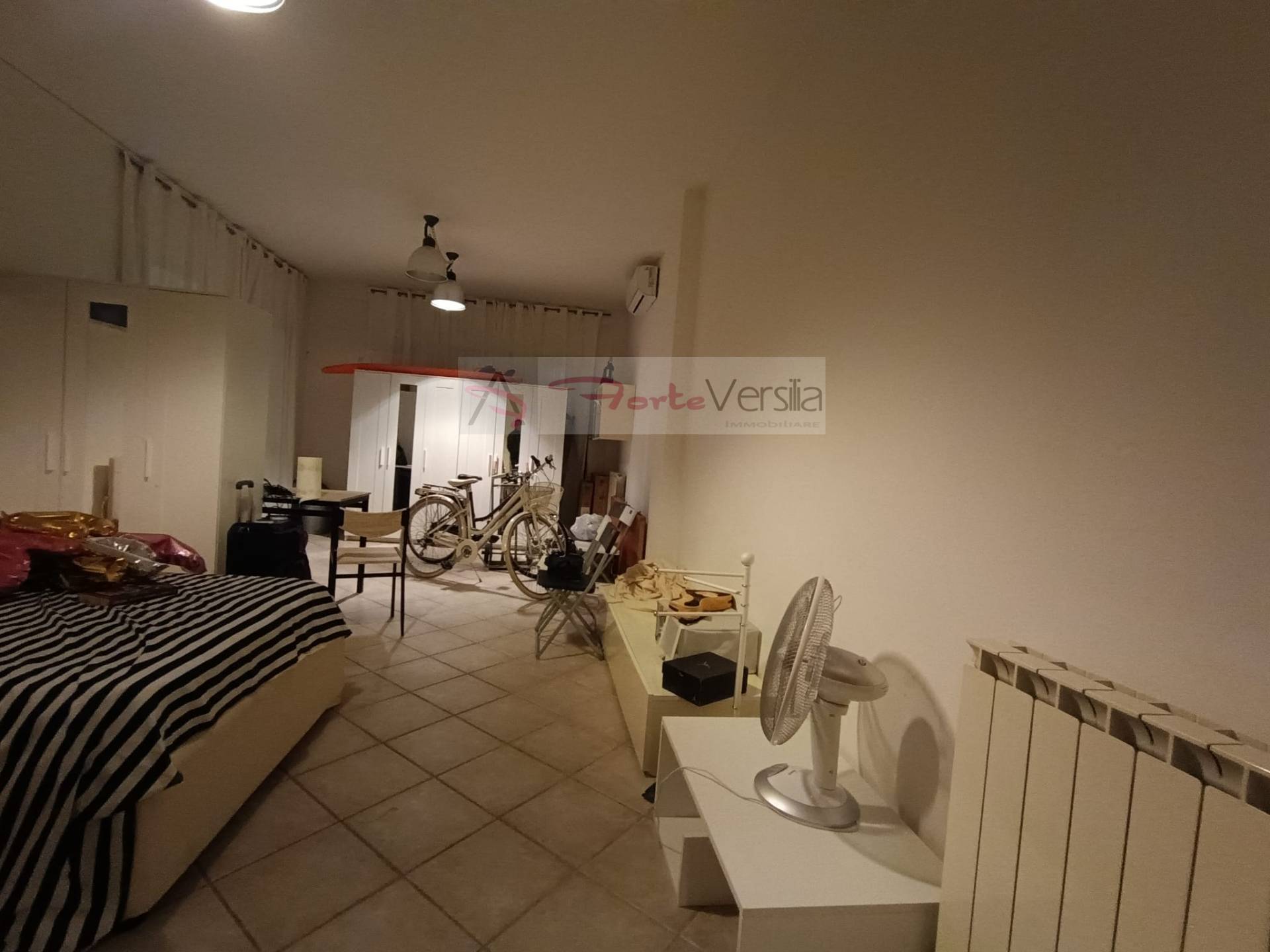 Locale commerciale in vendita a Forte dei Marmi, scorrevole