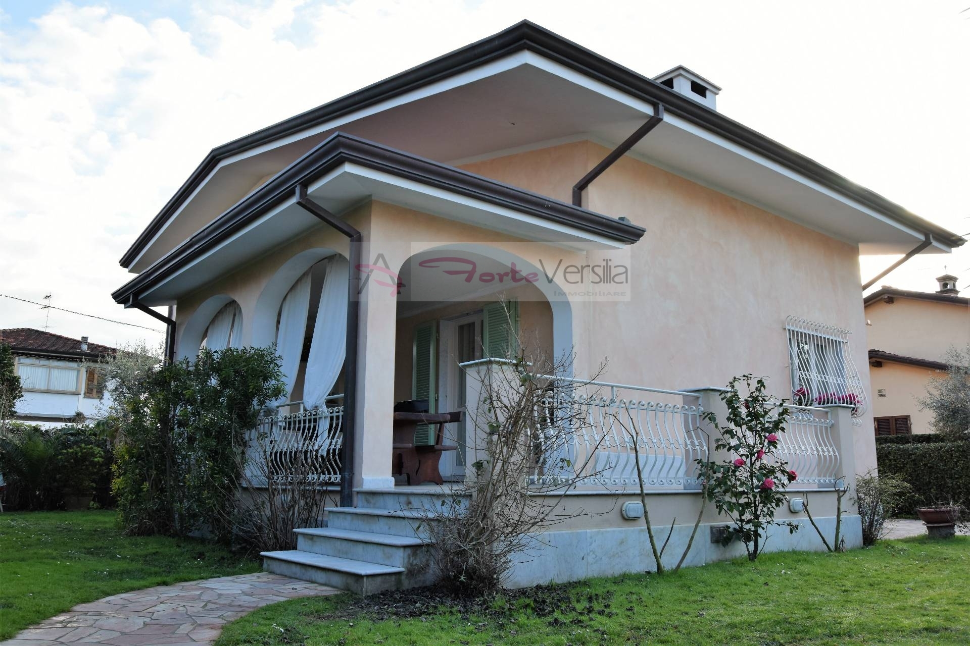 villa indipendente in affitto a Forte dei Marmi, Centro