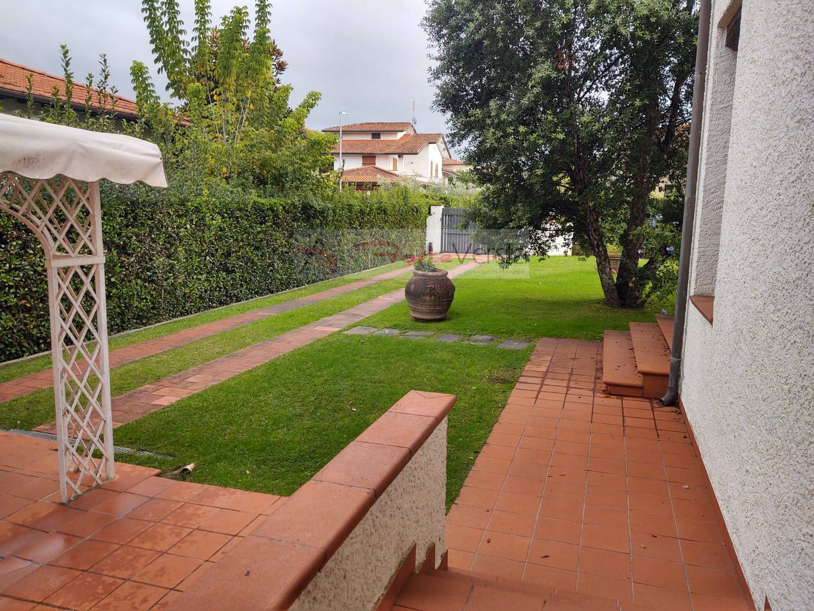villa bifamiliare in vendita a Forte dei Marmi, Centro