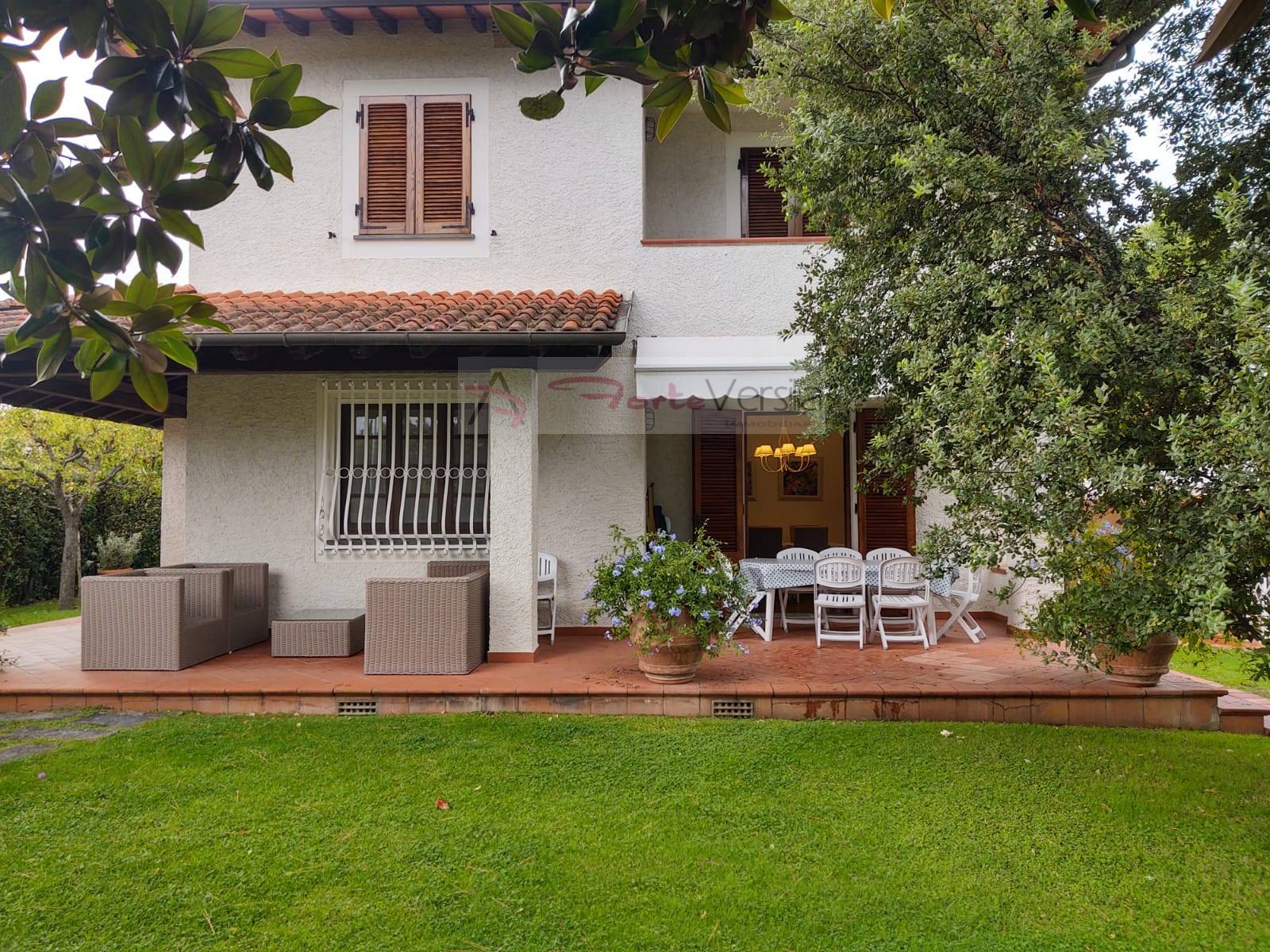 villa bifamiliare in vendita a Forte dei Marmi, Centro