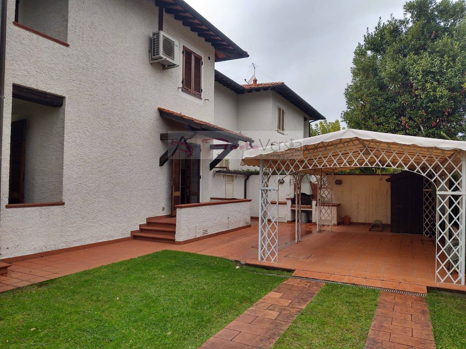 villa bifamiliare in vendita a Forte dei Marmi, Centro