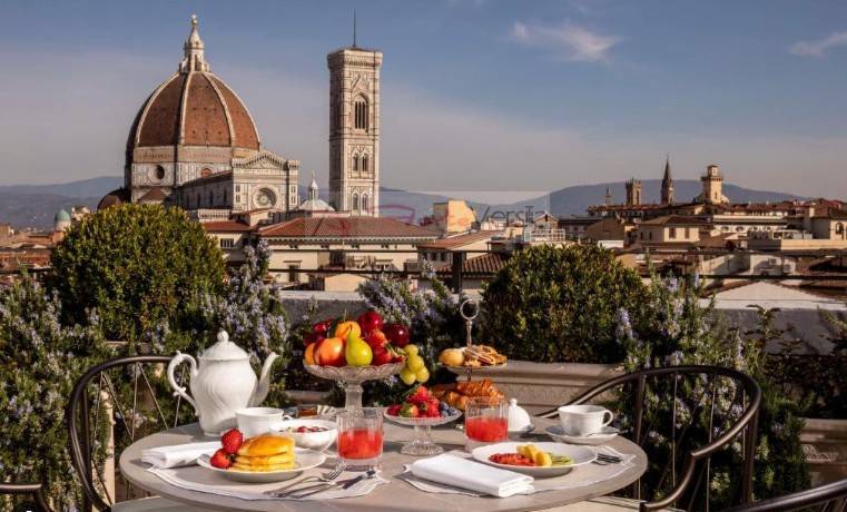 Locale commerciale in vendita a Firenze, Centro Duomo