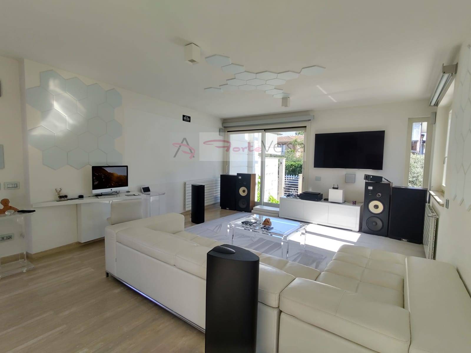 villa indipendente in vendita a Camaiore, Lido di Camaiore