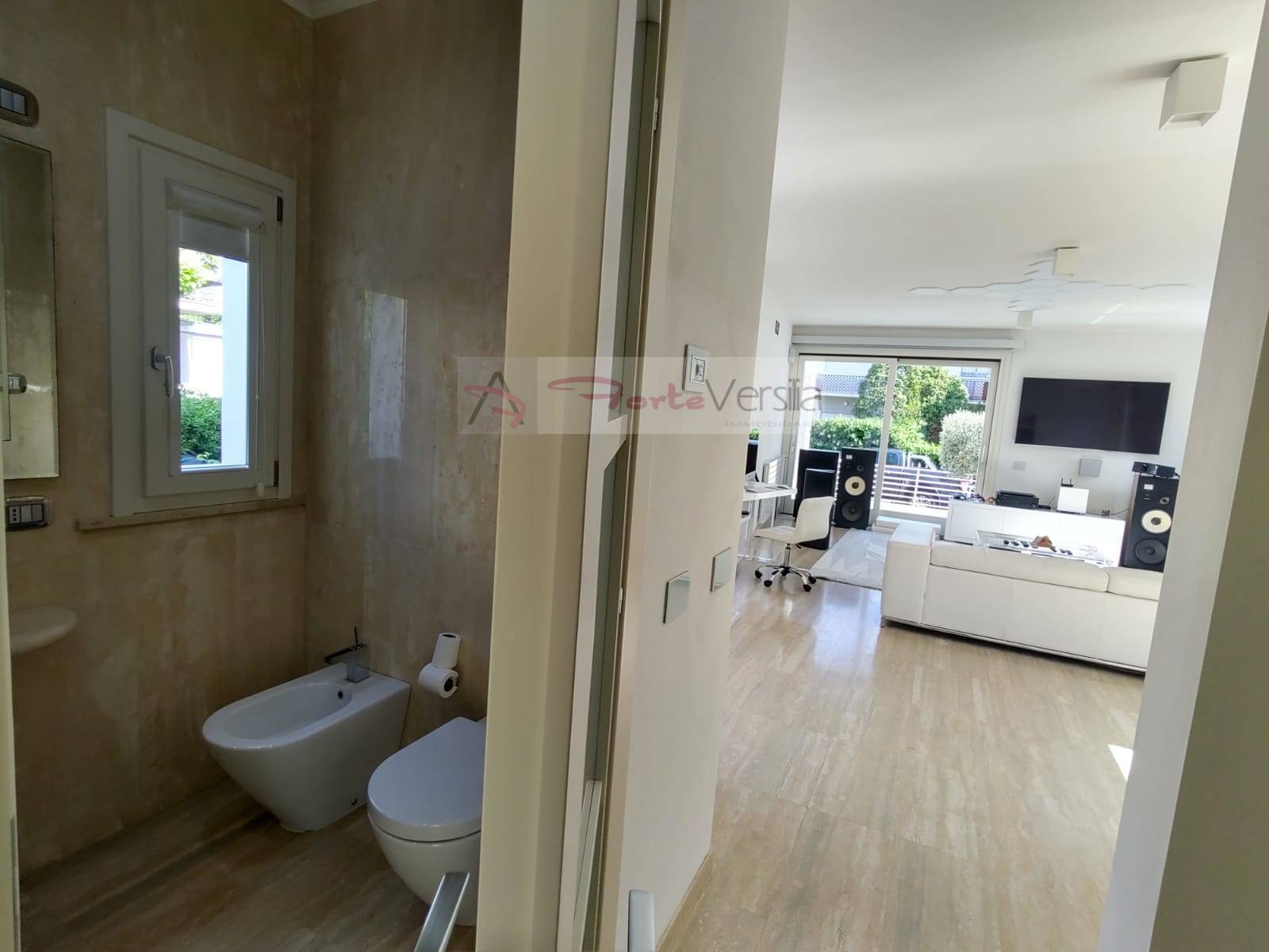 villa indipendente in vendita a Camaiore, Lido di Camaiore