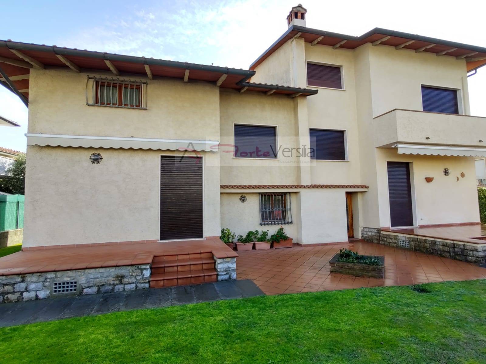 villa indipendente in vendita a Pietrasanta, Tonfano