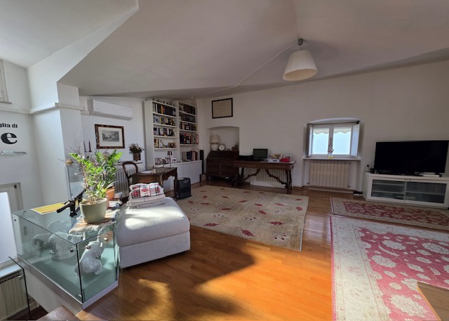 Appartamento con terrazzo in via matteo renato imbriani, Trieste