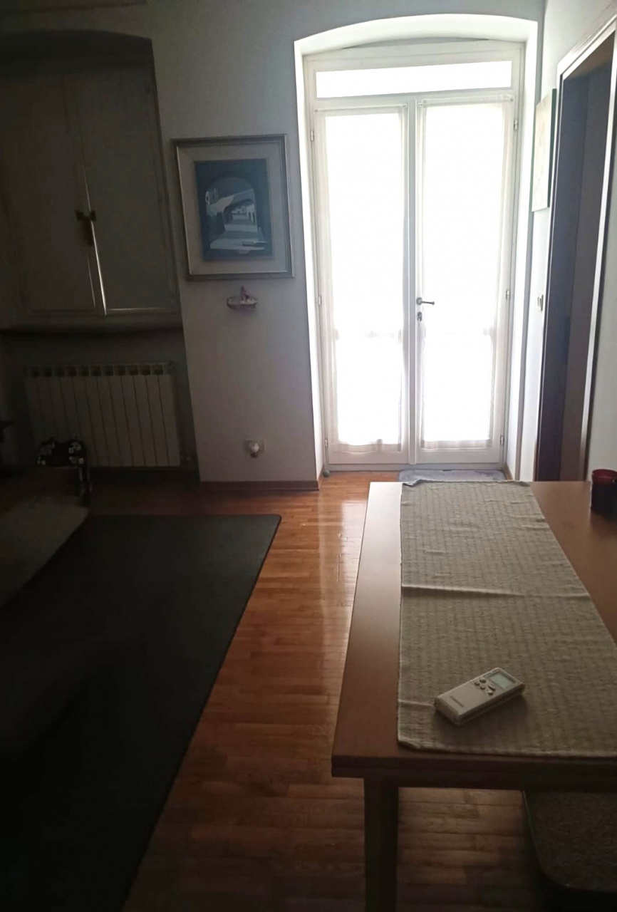 Trilocale arredato in affitto in via imbriani, Trieste