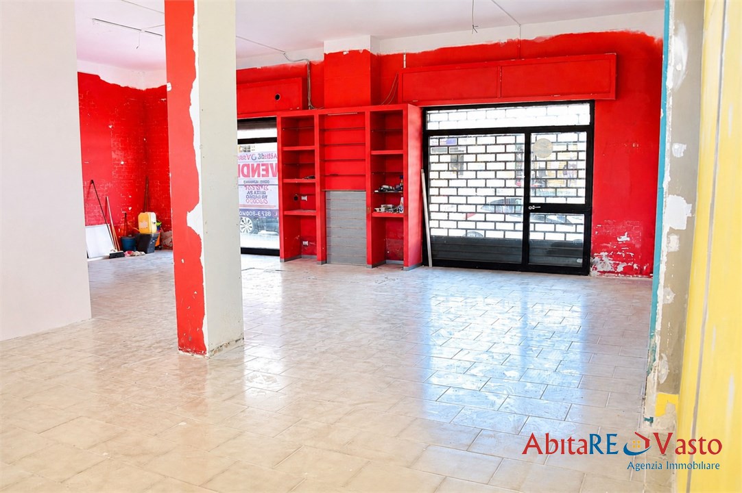Locale commerciale in affitto a Vasto