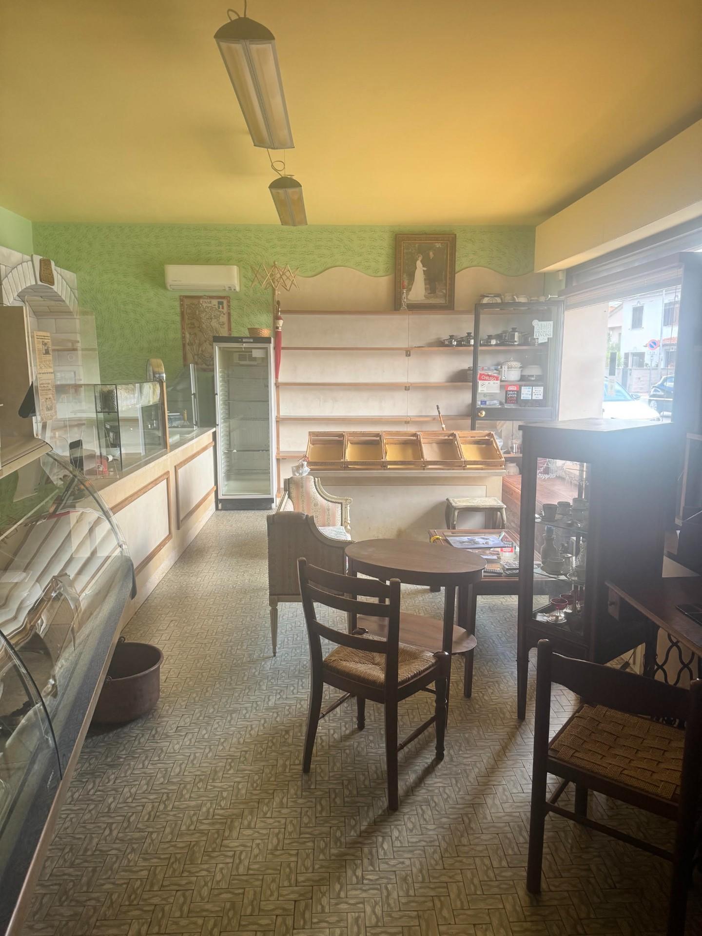 Negozio in affitto a Cascina