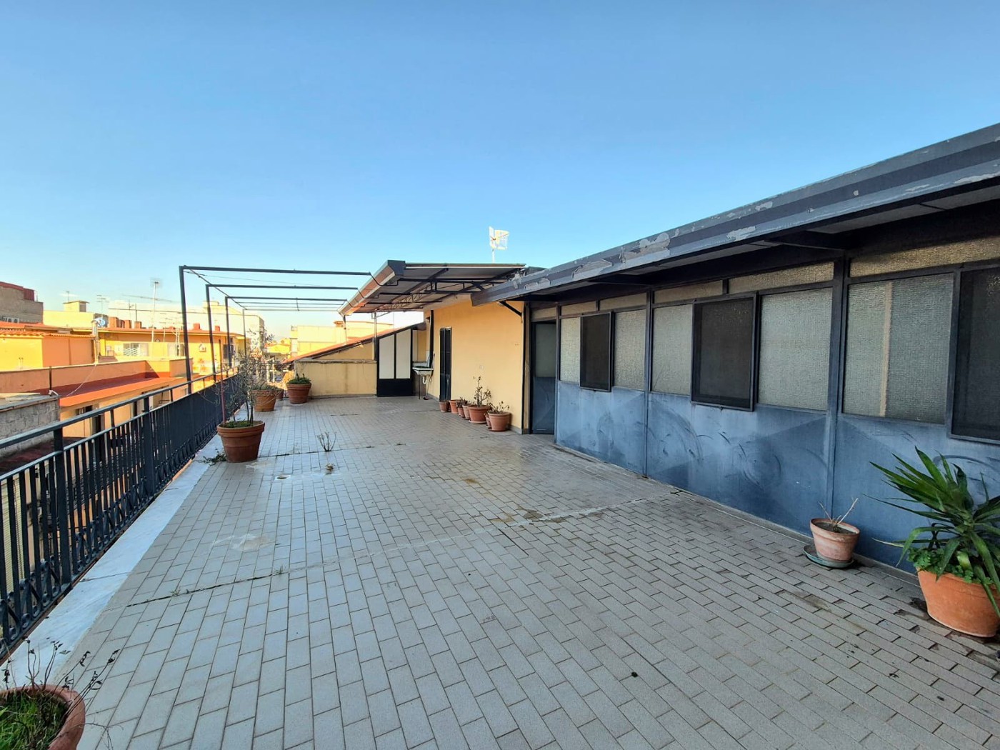 Appartamento con box a Caivano