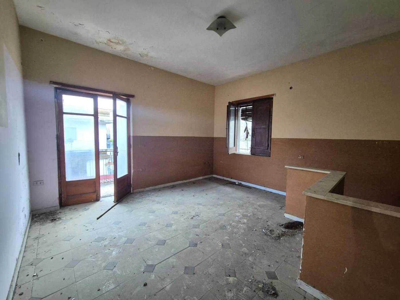 Stabile/Palazzo con box a Cardito