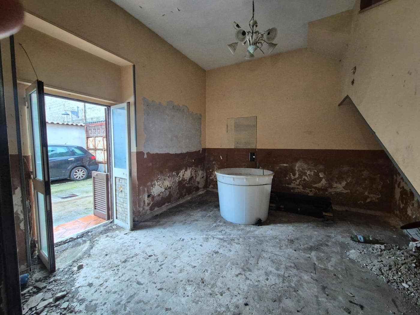 Stabile/Palazzo con box a Cardito