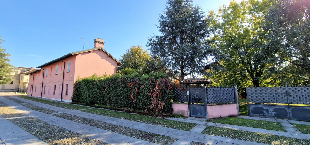 Villa con giardino a Siziano
