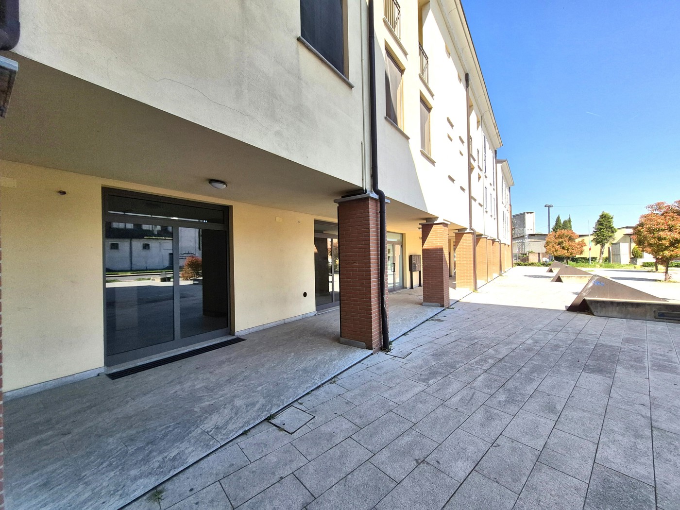 Negozio in affitto a Torrevecchia Pia