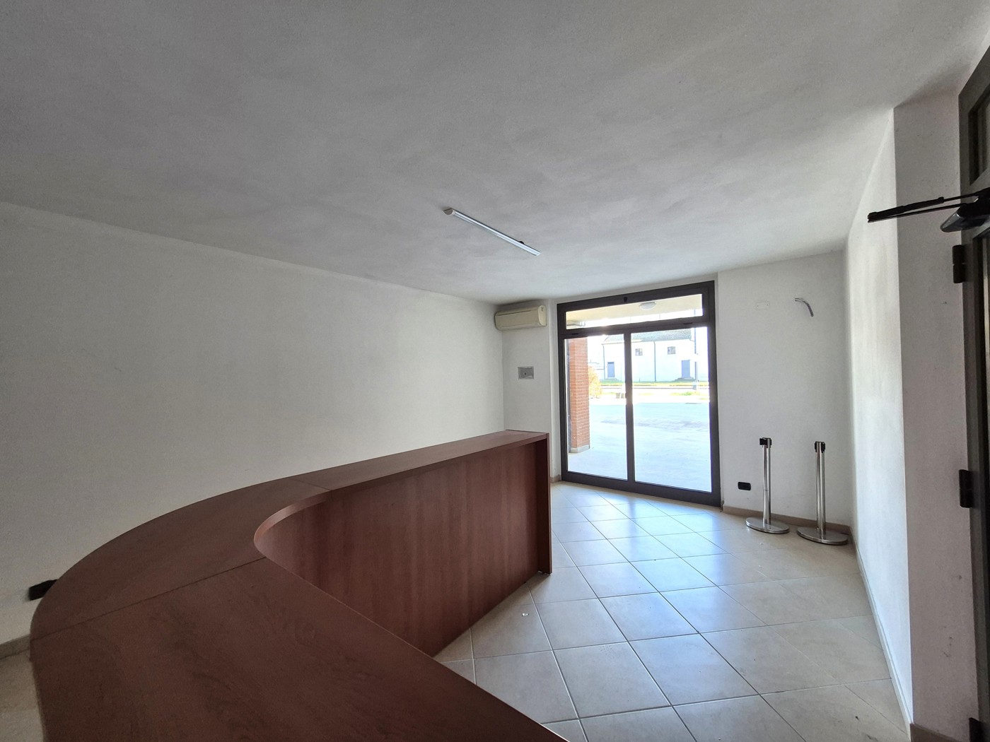 Negozio in affitto a Torrevecchia Pia