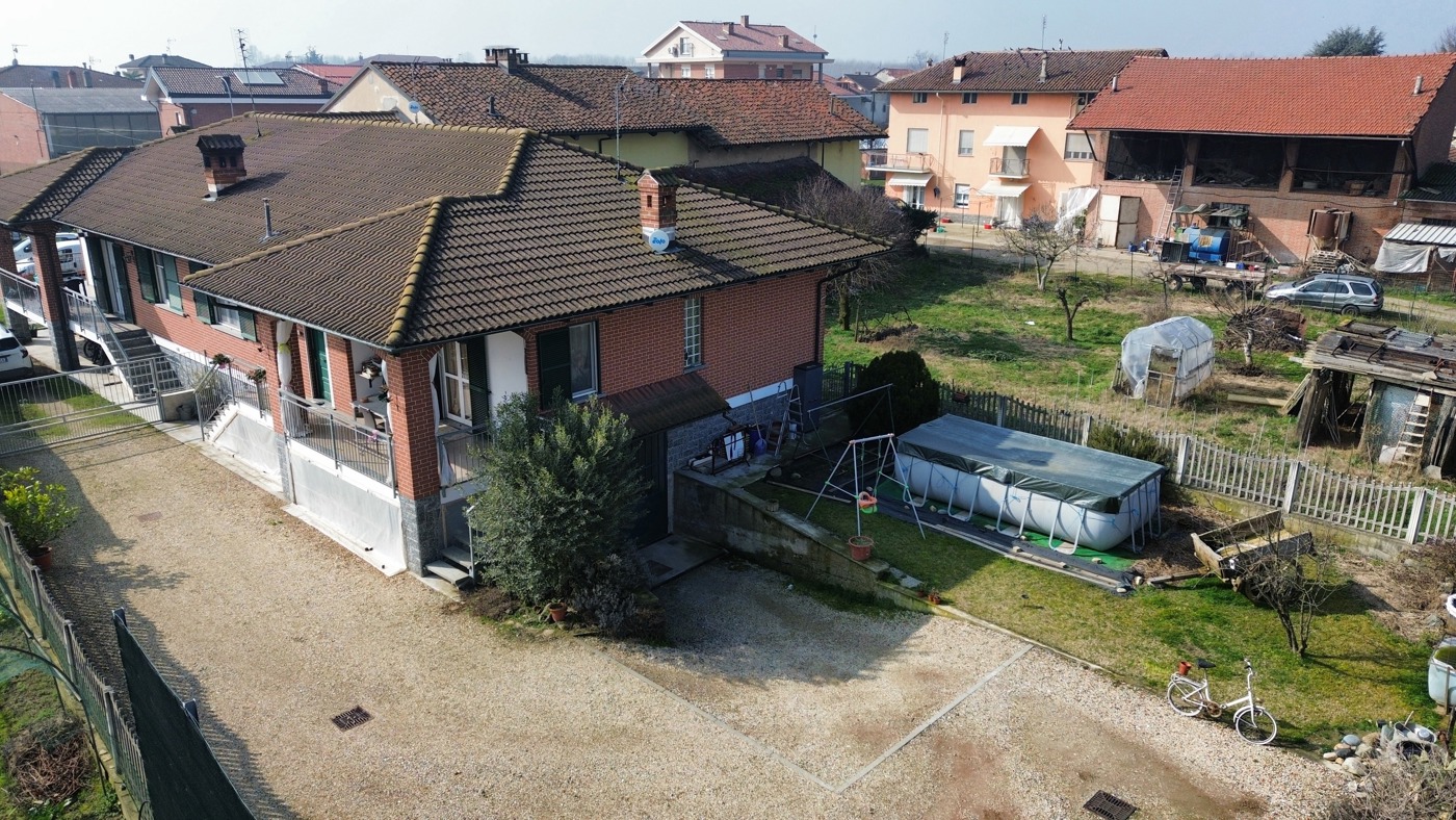 Villa Bifamiliare con giardino a Poirino