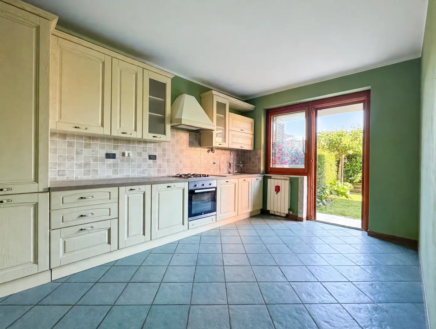 Villa con giardino a Isolabella