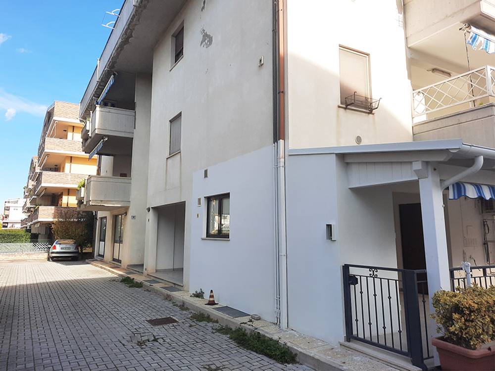 Locale commerciale in vendita a Tortoreto, Tortoreto Lido