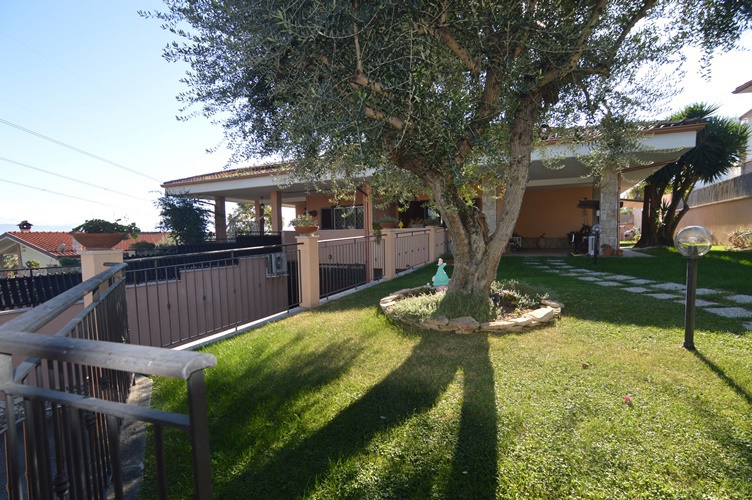 Villa Bifamiliare in vendita a Guidonia Montecelio