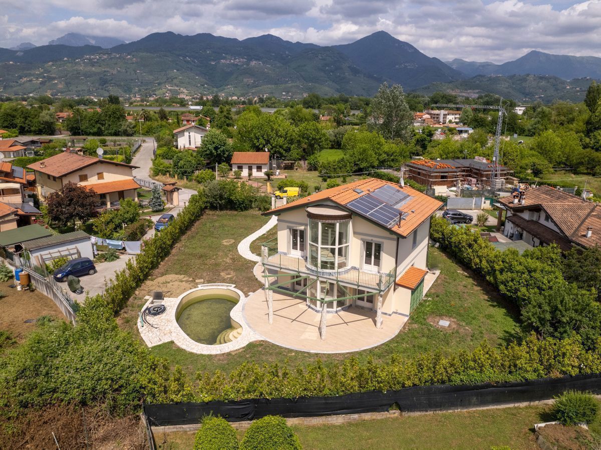 Villa con giardino a Pietrasanta