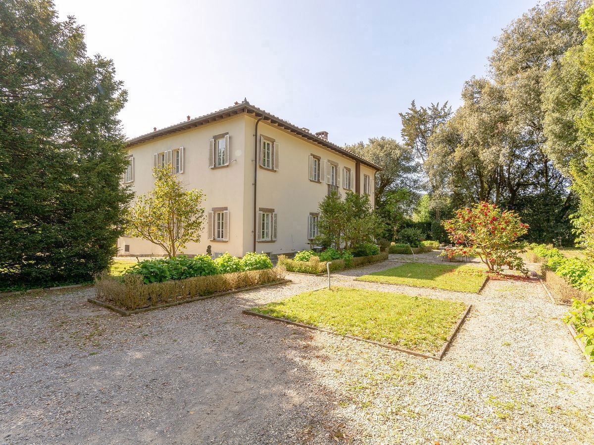 Villa con giardino a Lucca