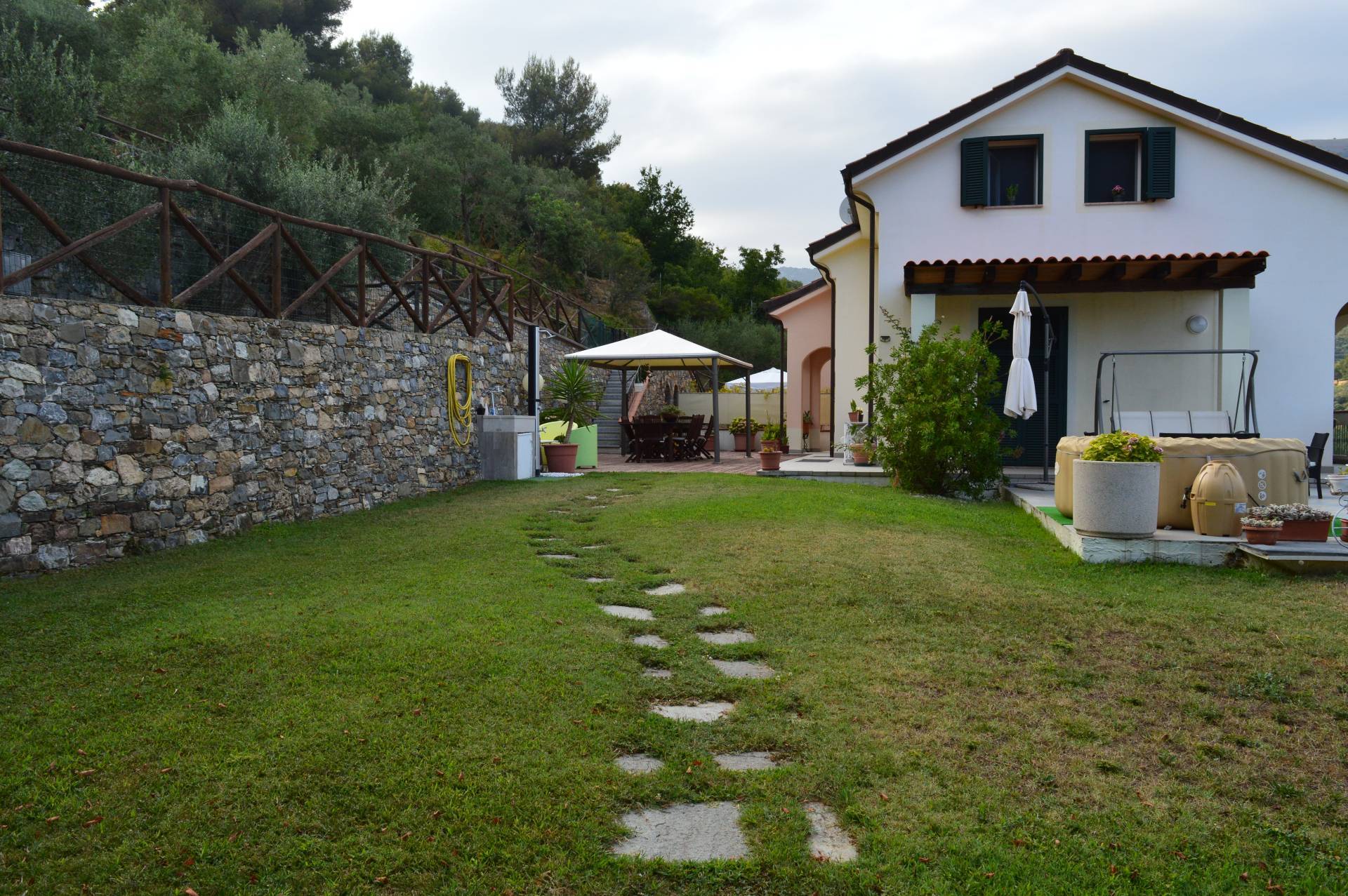 Villa in vendita a Cisano sul Neva