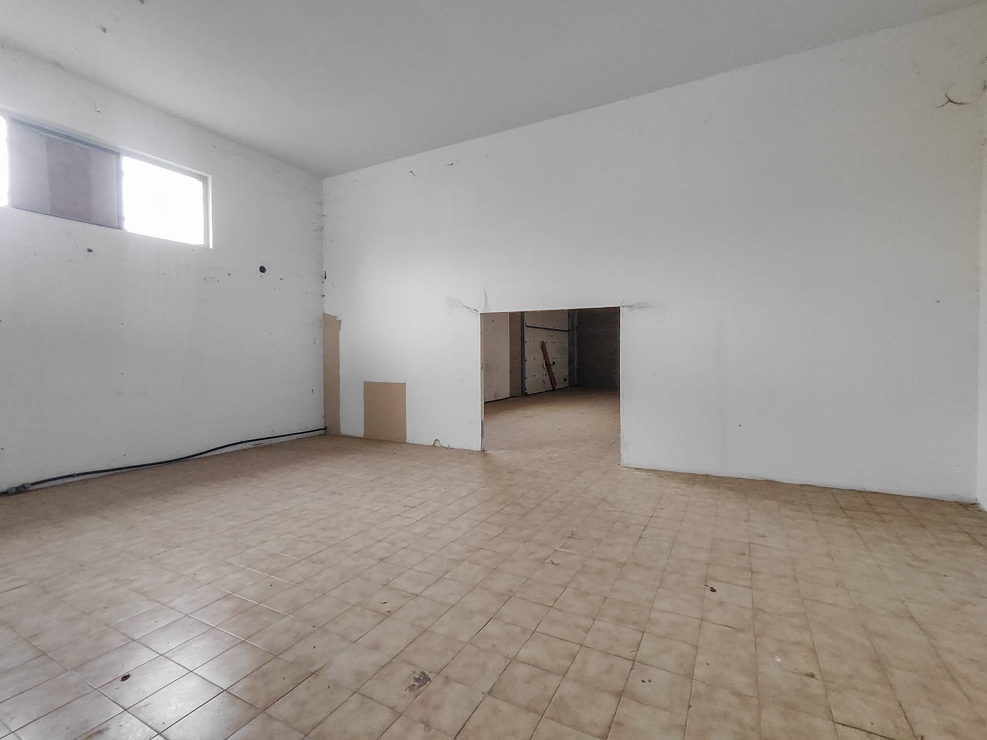 Locale commerciale in vendita a Cairo Montenotte