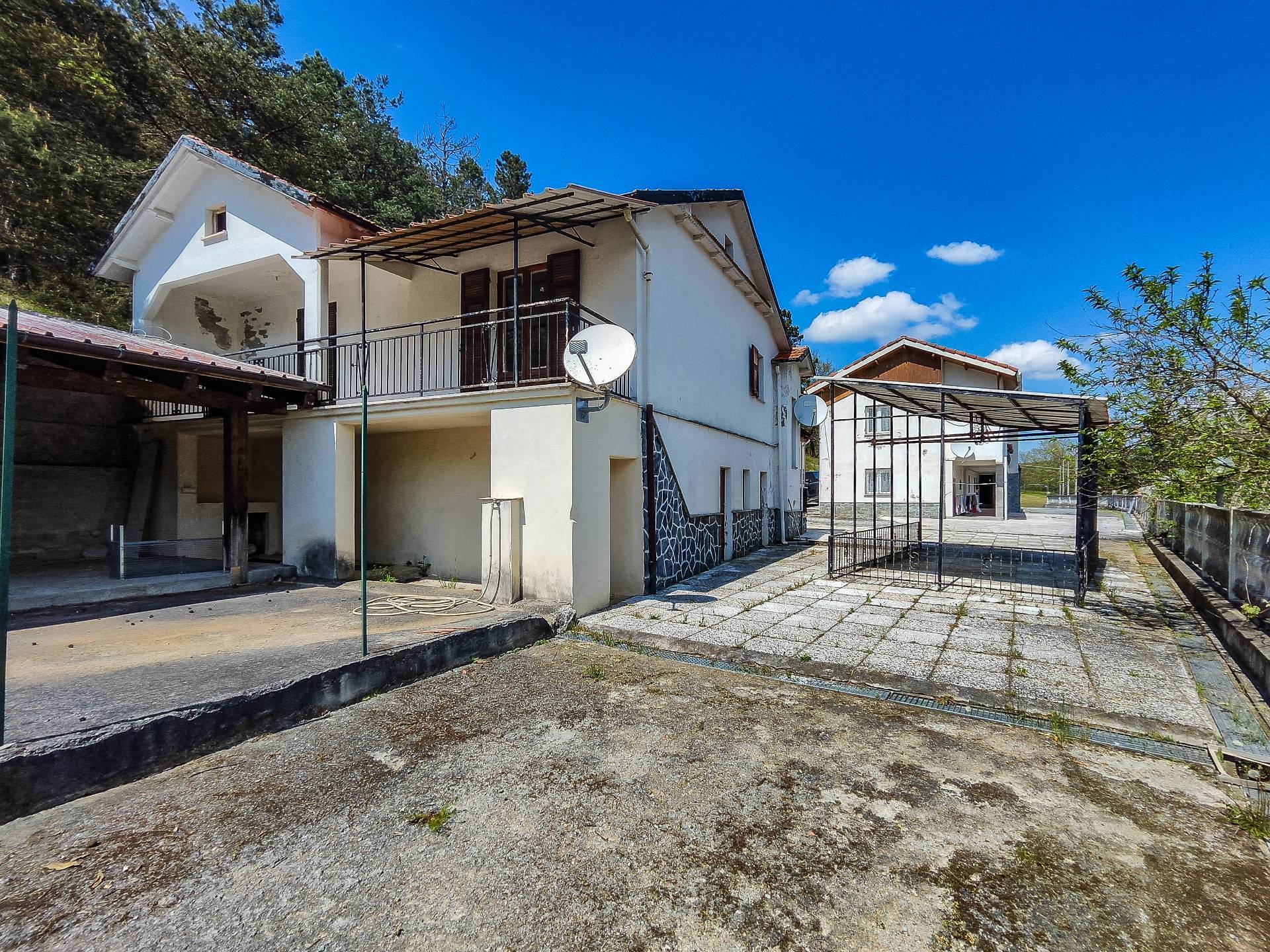 Propriet con due unit abitative in vendita a Dego
