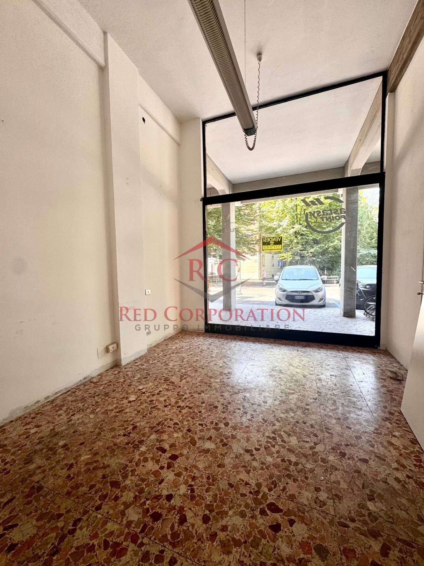 Fondo/negozio in vendita a Reggio nell'Emilia, Ospedale