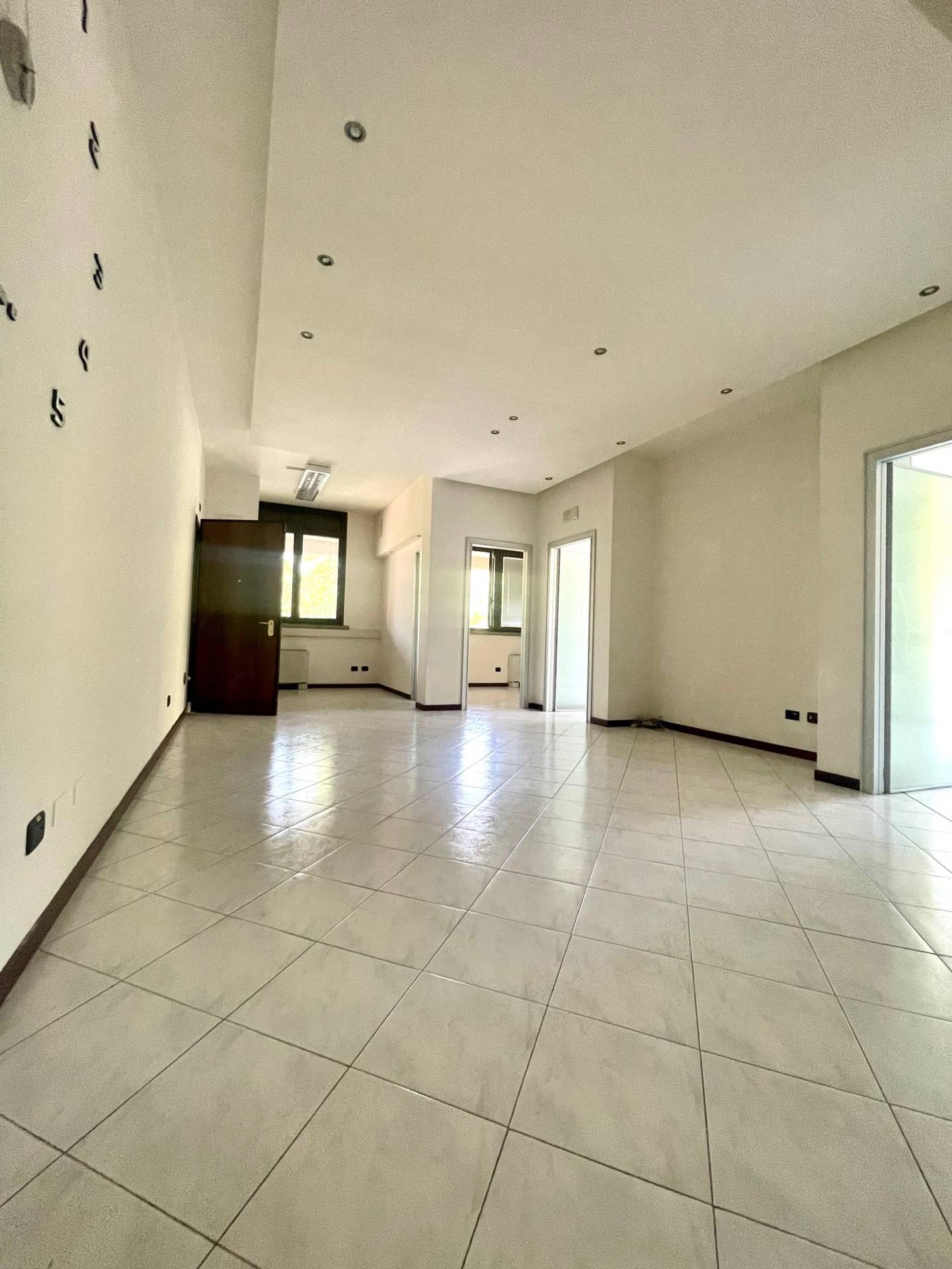 Ufficio in affitto a Bagnolo in Piano, Bagnolo in Piano