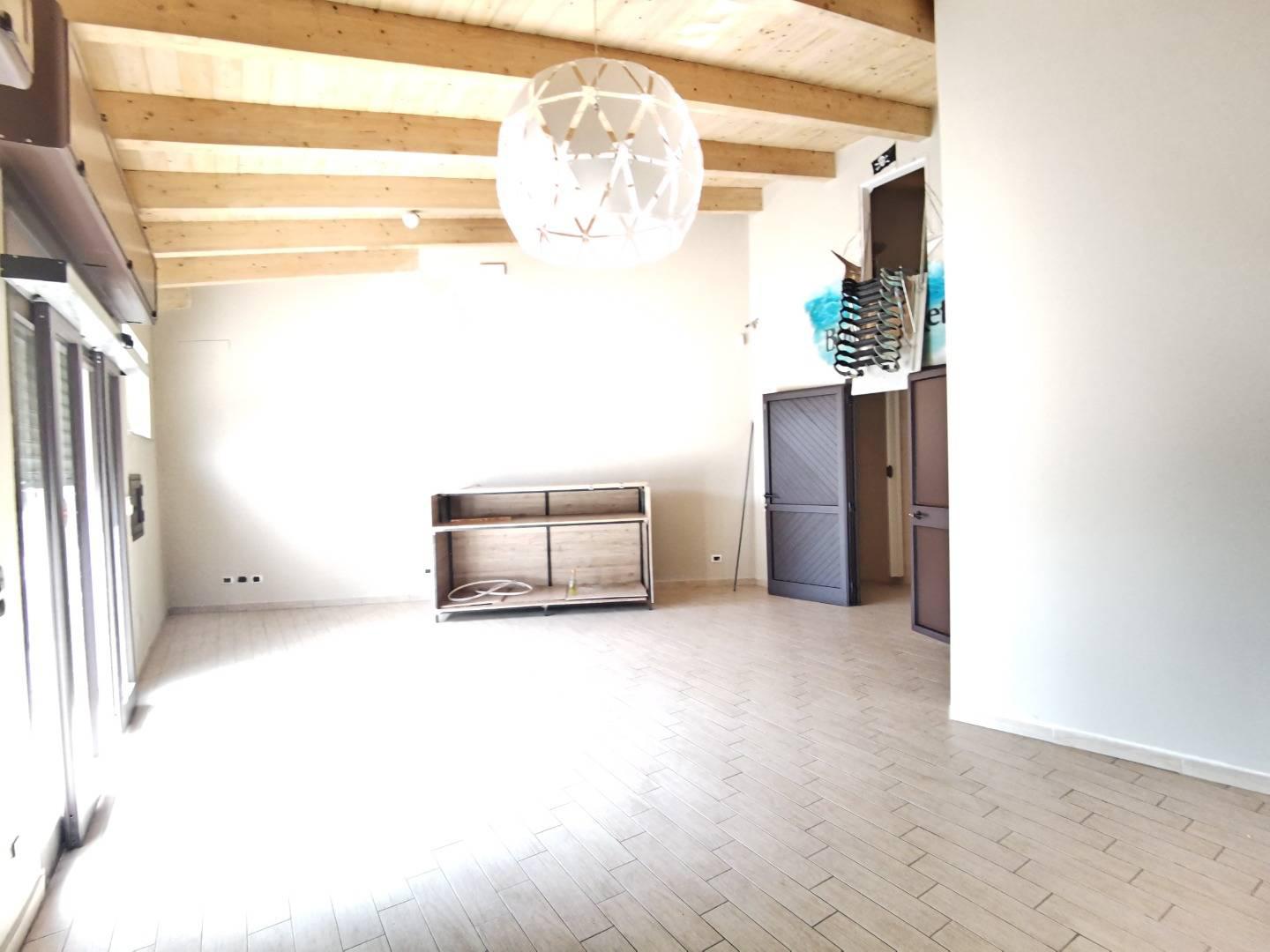 Locale commerciale ristrutturata a Feroleto Antico