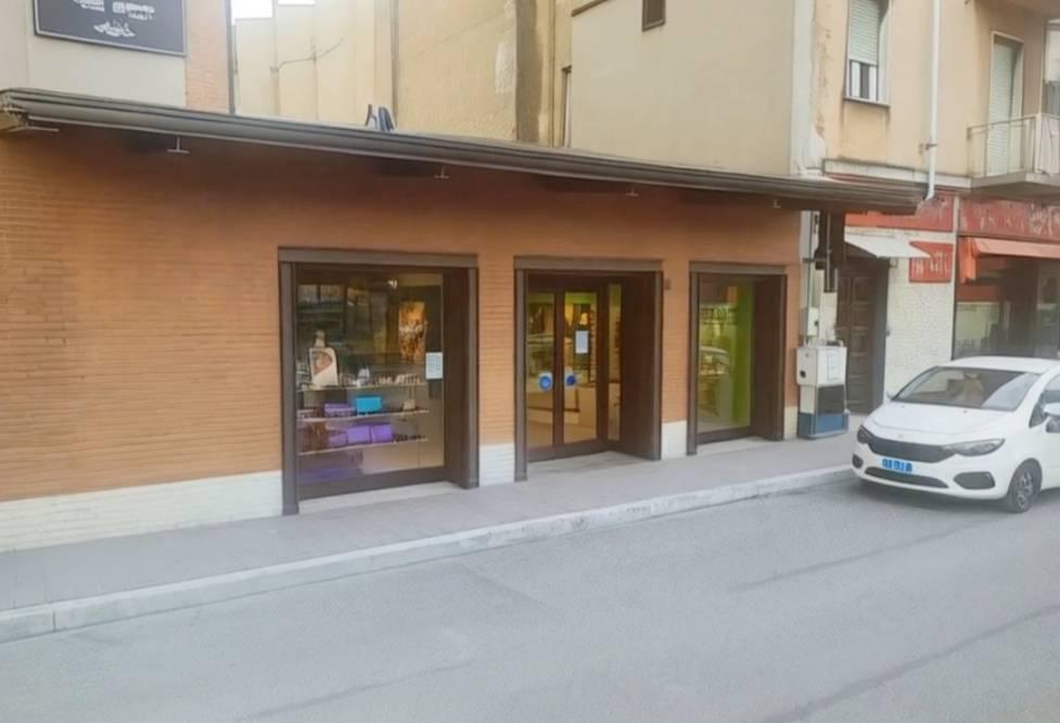 Locale commerciale in affitto a Collegno