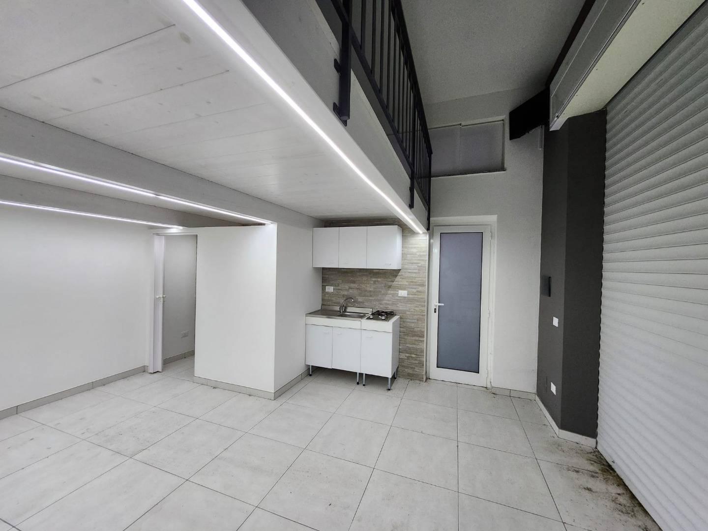 Magazzino con box a Lamezia Terme