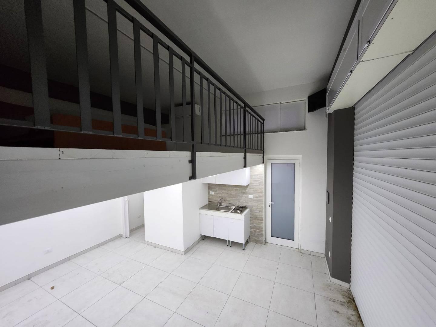 Magazzino con box a Lamezia Terme