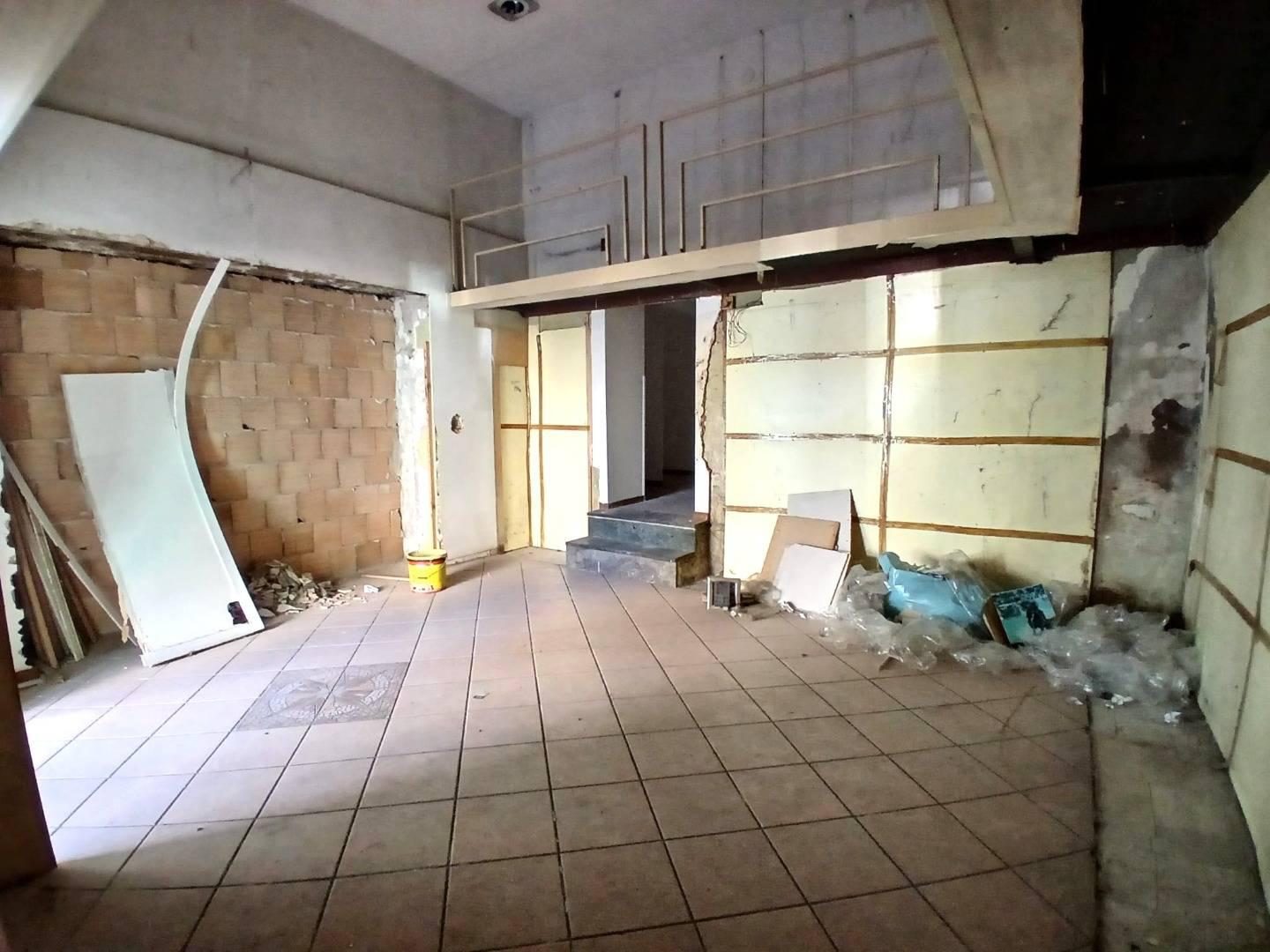 Locale commerciale da ristrutturare a Qualiano