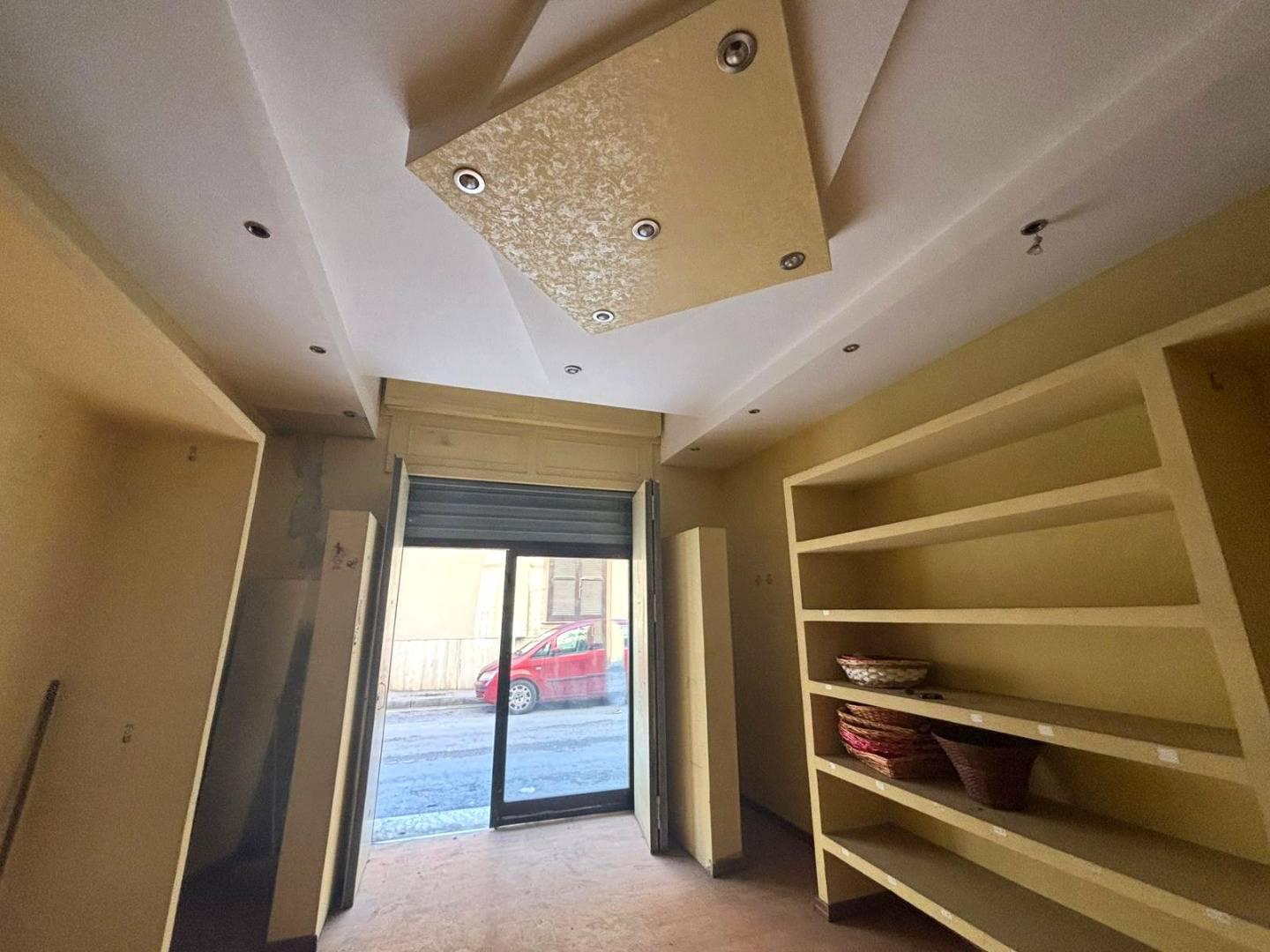 Locale commerciale in vendita a Mugnano di Napoli