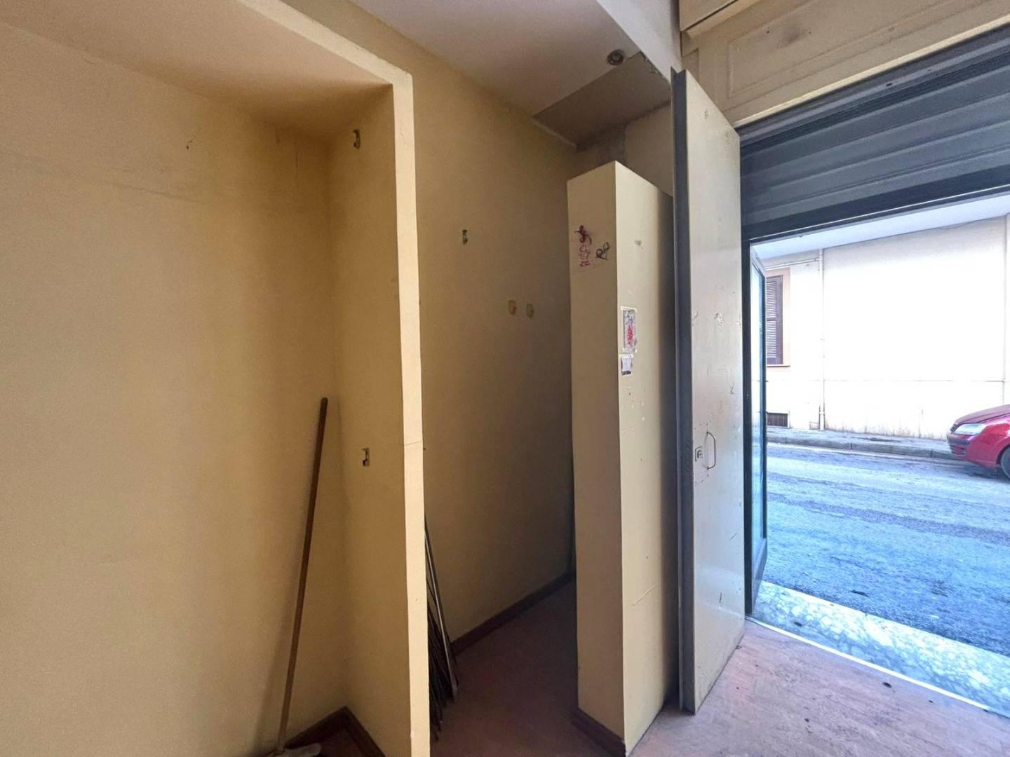 Locale commerciale in vendita a Mugnano di Napoli