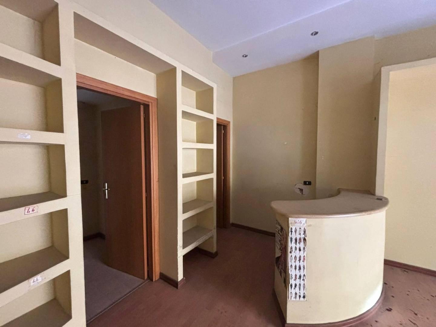 Locale commerciale in vendita a Mugnano di Napoli