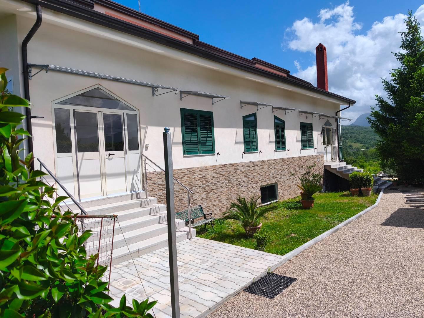 Villa Bifamiliare con giardino a Montesarchio