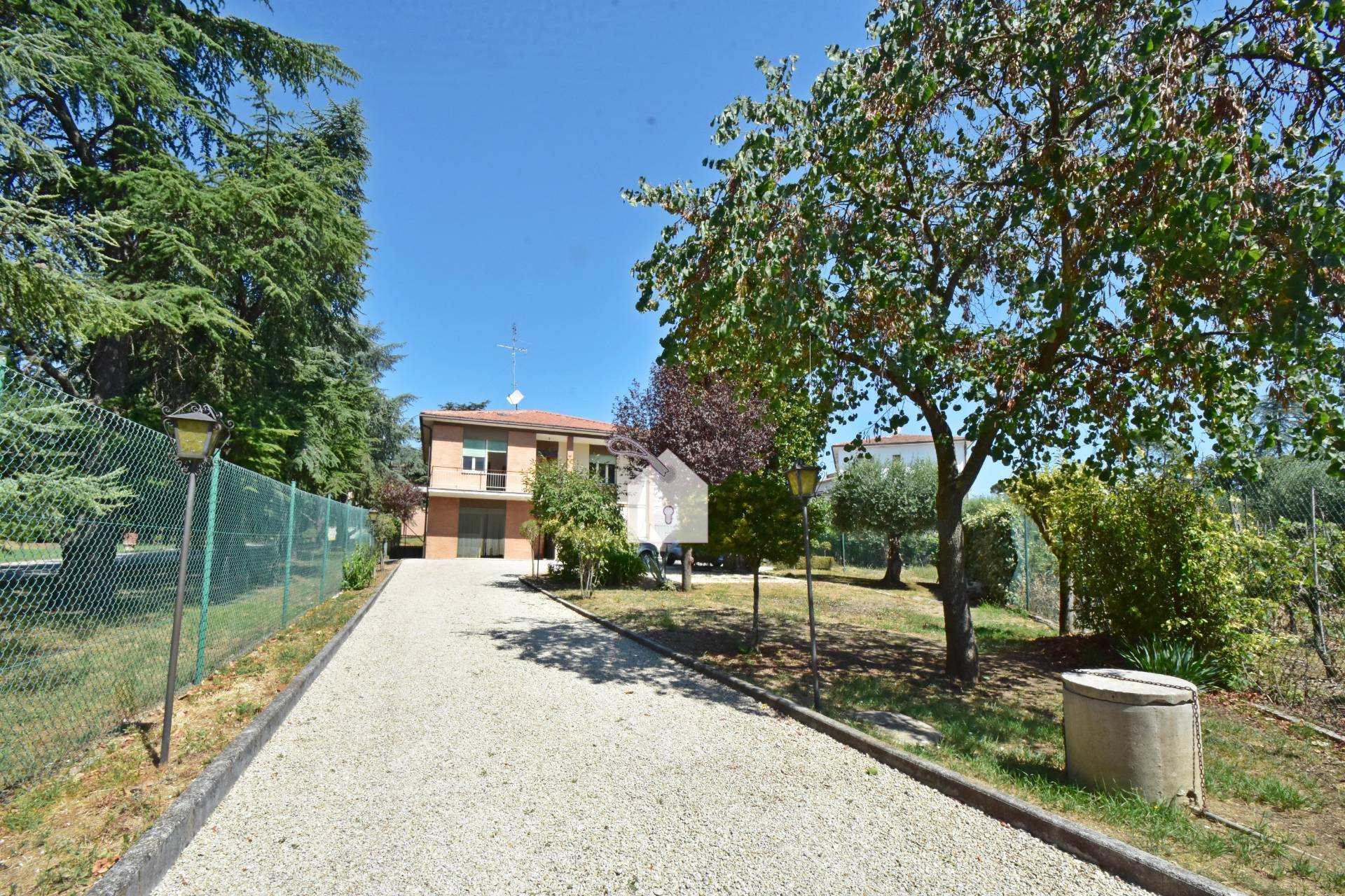 Bifamiliare in vendita a Montecassiano, semi-centrale