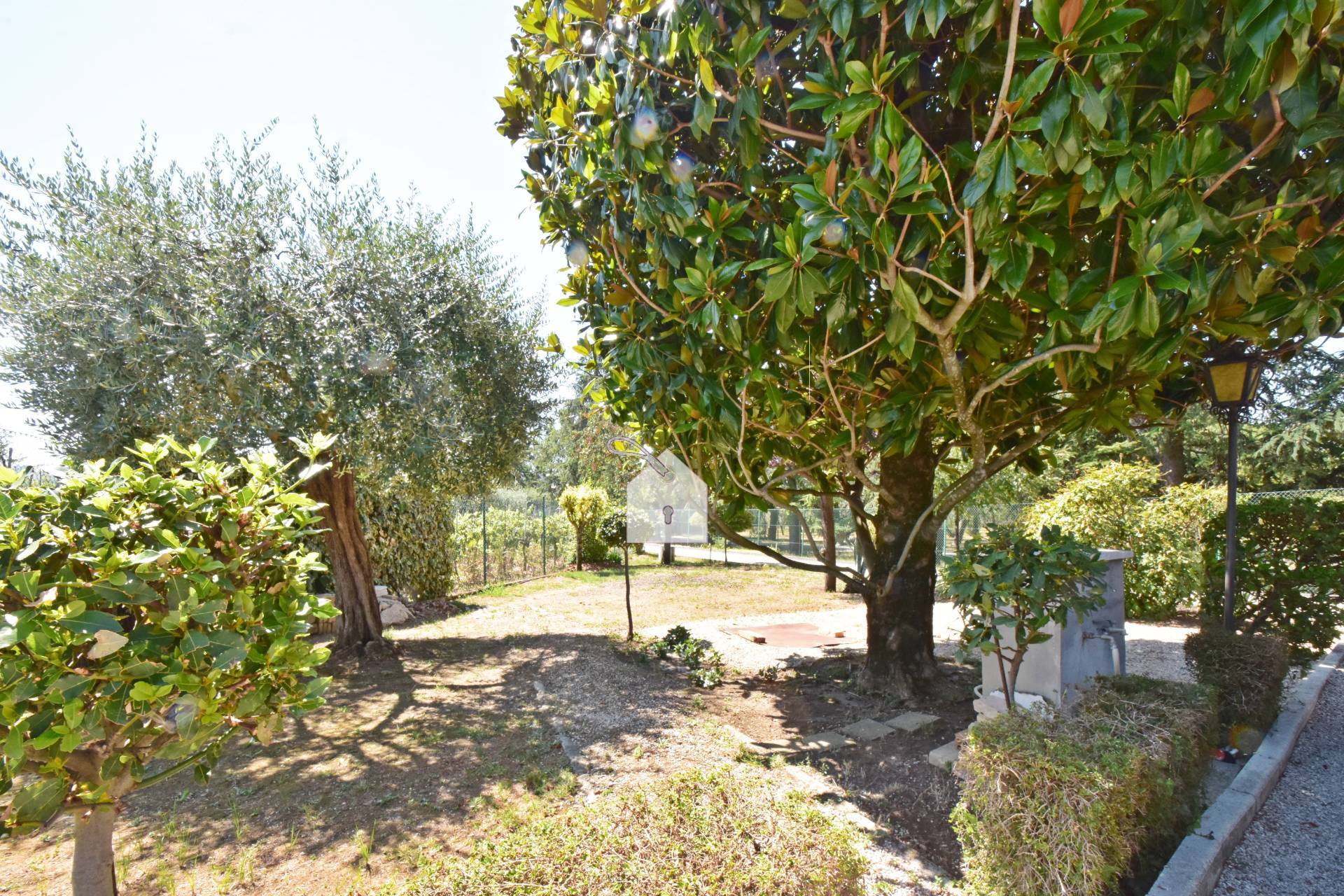 Bifamiliare in vendita a Montecassiano, semi-centrale