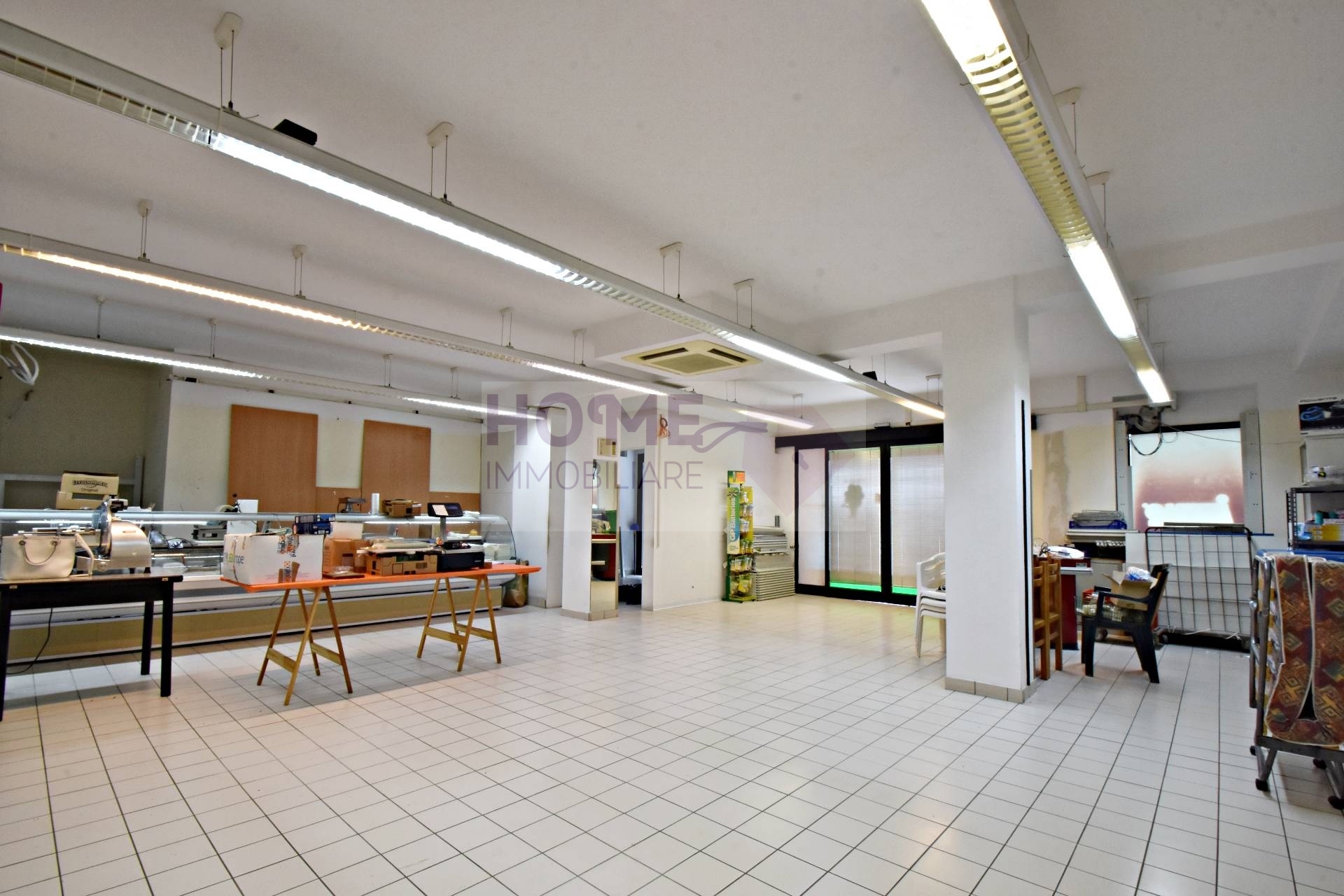 Locale commerciale in vendita a Montecassiano, periferia