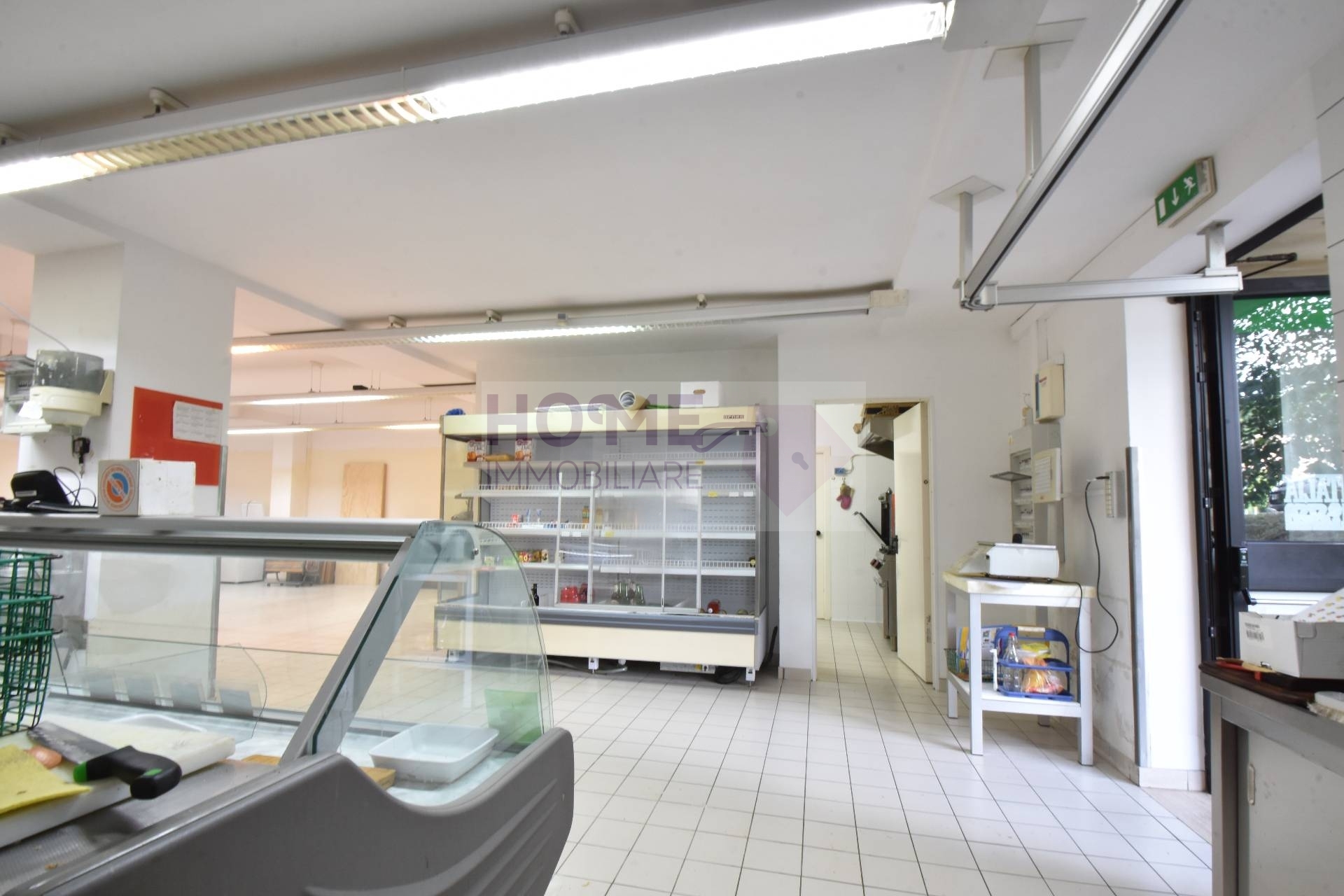 Locale commerciale in vendita a Montecassiano, periferia