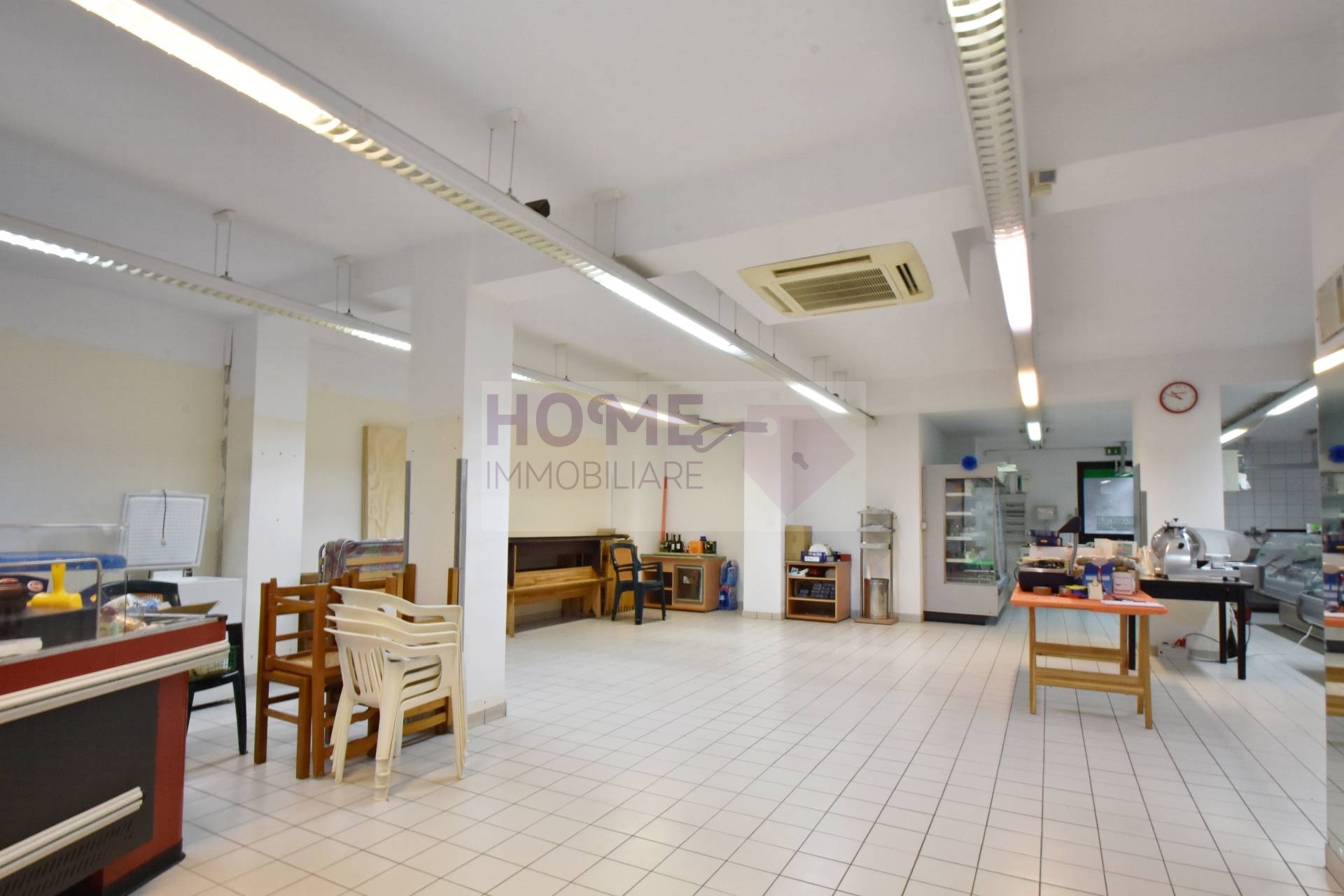 Locale commerciale in vendita a Montecassiano, periferia