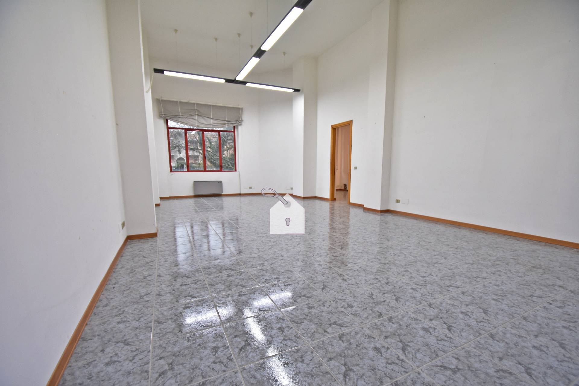 Locale commerciale in vendita a Macerata, Sforzacosta