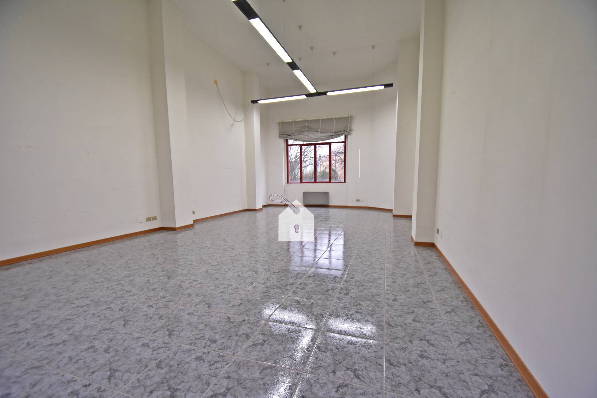 Locale commerciale in vendita a Macerata, Sforzacosta